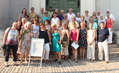 Gruppe vor der Herderkirche
