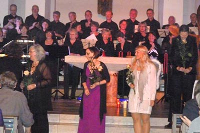 Applaus und Blumenübergabe