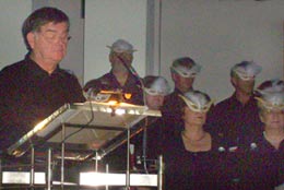 Erzähler Bartl Kehrer mit Chor