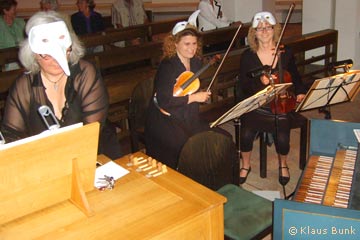 Christine Gampl an de Orgel und Geigerinnen