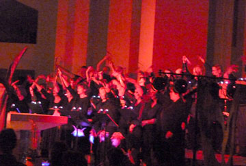 Chor mit roten Bändern winkend