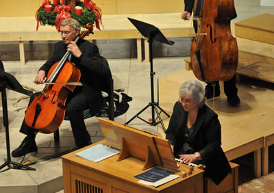 Christine Gampl an der Kastenorgel