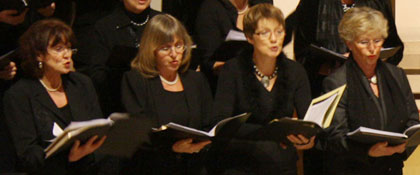 Altistinnen vom Oratorienchor küssen singend das Jesuskind