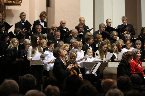 Der Oratorienchor mit dem Jugendchor