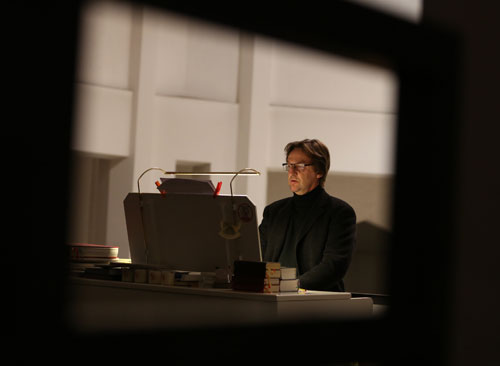 Roland Nicolai an der groen Jann-Orgel von St. Peter