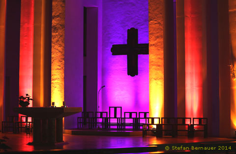 St. Peter Heimstetten festlich beleuchtet fr ein stimmungsvolles Sommerkonzert