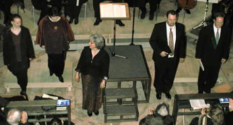 Solisten und Chorleiterin Christine Gampl